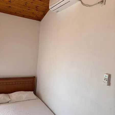 White Marine Hotell Qeparo