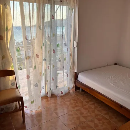 White Marine Hotell *
