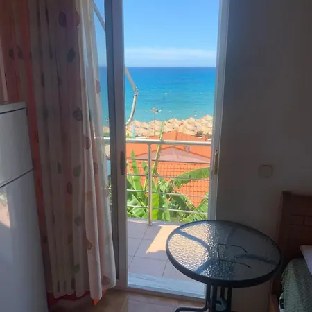 White Marine Hotell Qeparo