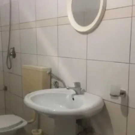White Marine Hotell Qeparo